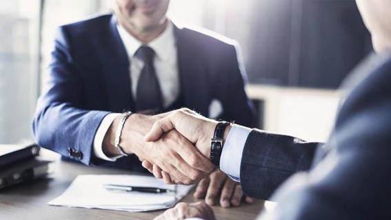 Homens em cargo de confiança apertando as mãos