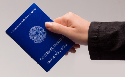 Com a Nova Medida Provisória, o empregador poderá alterar o regime de trabalho presencial para teletrabalho ou trabalho remoto, além de determinar o retorno ao regime de trabalho presencial, independentemente da existência de acordos individuais ou coletivos.